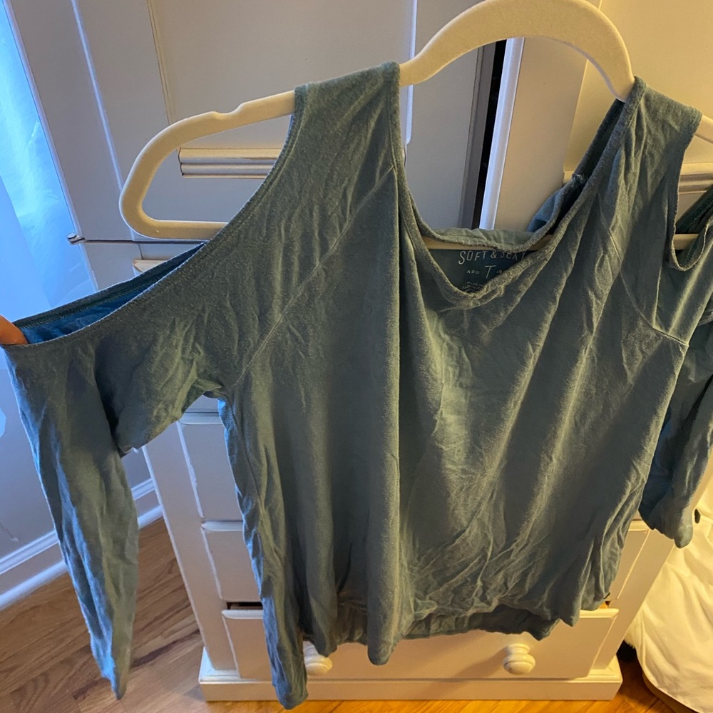 Long sleeve American Eagle cold shoulder shirt